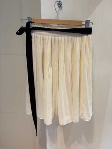 H&M vit plisserad kjol, storlek 36