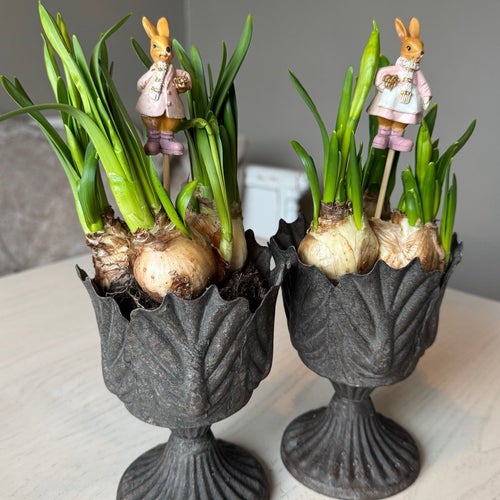 Två metallkrukor och två blompinnar