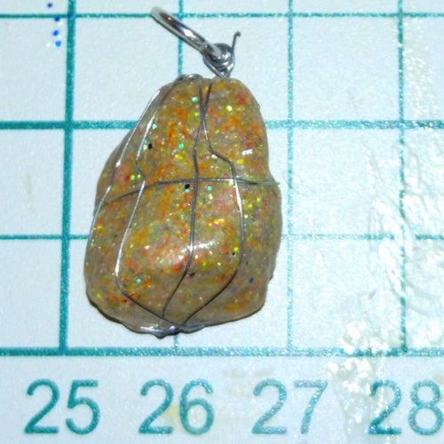 Unikt handgjort hänge – glittrande Konststen – Wire Wrap