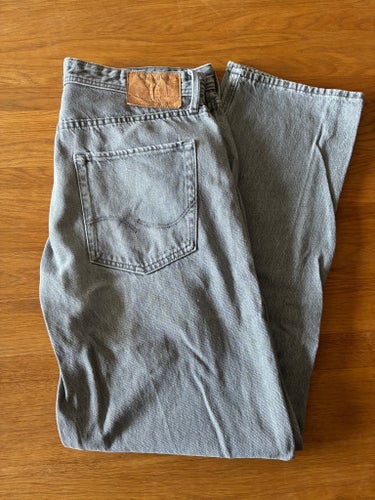 Jack & Jones gråa jeans, storlek 32/32