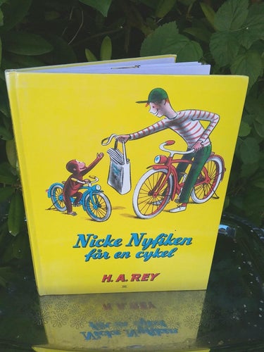 Nicke Nyfiken får en cykel barnbok AB Rabén och Sjögren Tryckt i Polen 2015