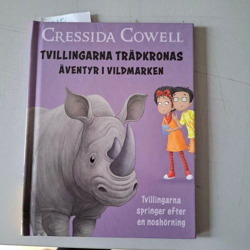 Tvillingarna springer efter en noshörning.