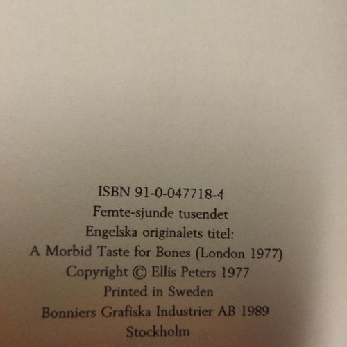 Ett helgon till varje pris av Ellis Peters. Bok. Very Fine plus