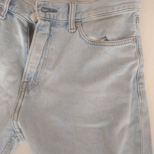 H&M ljusblåa jeans, storlek 33/32