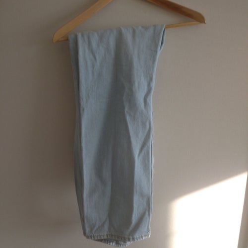 H&M ljusblåa jeans, storlek 33/32