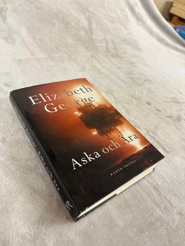 Elizabeth George – Aska och Ära | Inbunden deckare | Rabén Prisma