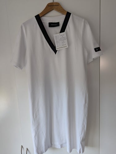 Ny Peak Performance klänning W Tevndress i färgen white med svart kant och st. S