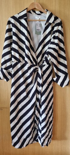 H&M svartvit klänning, storlek L