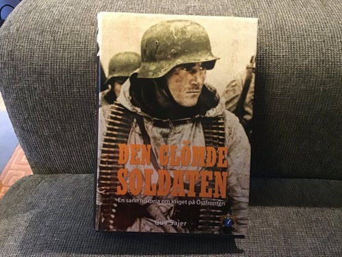 Den glömde soldaten. En sann historia om kriget på Östfronten. Inb. 571 sidor.