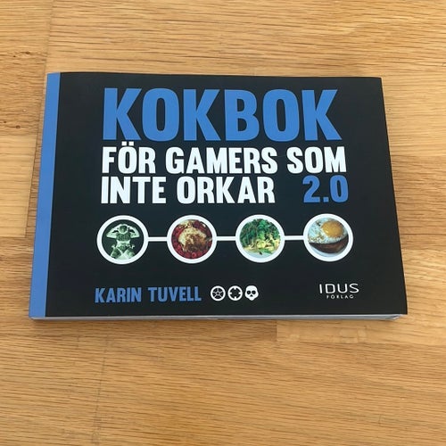 Kokbok för gamers som inte orkar 2.0 av Karin Tuvell