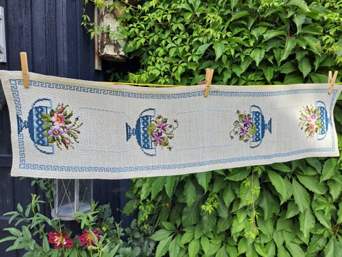 Äldre broderad duk 25 x 50 cm
