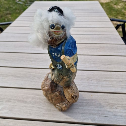 Stenfigur "TRH SJ 1981" av K. Lindbladh Handen