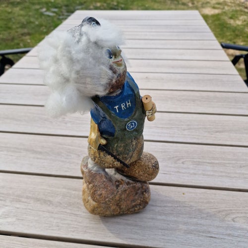 Stenfigur "TRH SJ 1981" av K. Lindbladh Handen