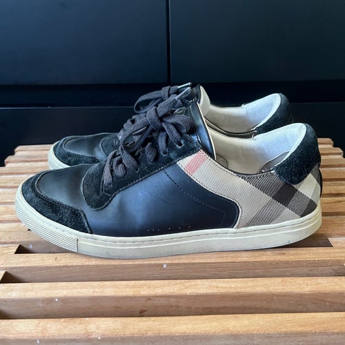 Burberry sneakers i svart, storlek 40,5