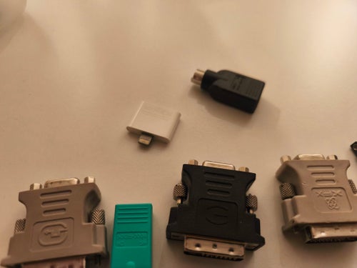 Blandade adaptrar för datorer och elektronik