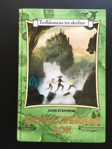 SMARAGDERNAS BOK - Trolldomens tre skrifter - JOHN STEPHENS - NY - OLÄST
