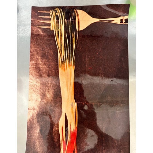 SPAGHETTI ART - gaffel med hängandes spaghetti i Italiens färger,
