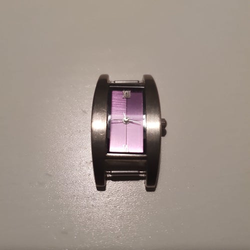 En liten lila urtavla. 3 cm. Behövs byta batteri.