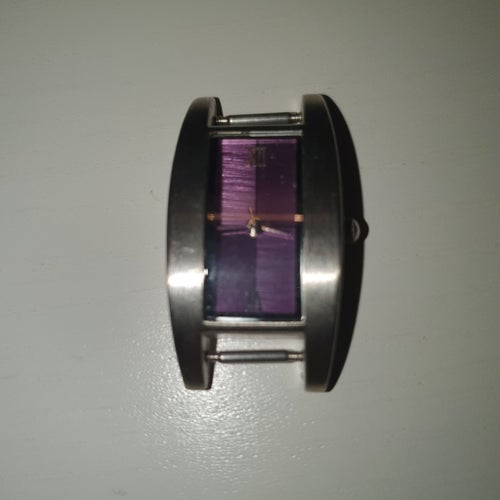 En liten lila urtavla. 3 cm. Behövs byta batteri.