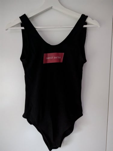 Ny Sweet SKTBS body i färgen svart och i storlek S