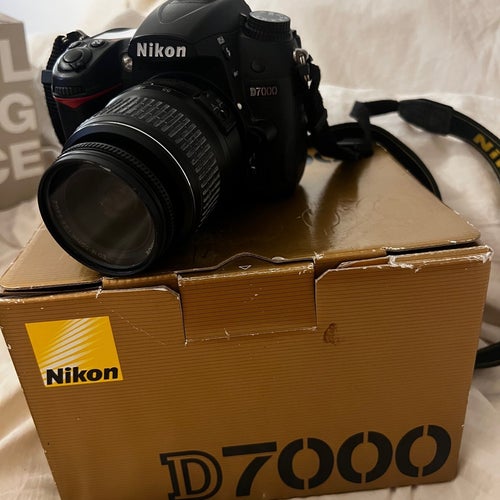Nikon D7000 systemkamera med objektiv