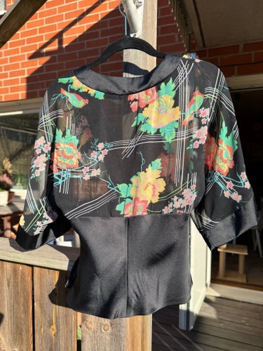 Svart blus med vacker blommig övre del, storlek 34