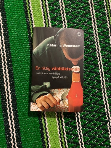 En riktig våldtäktsman : en bok om samhällets syn på våldtäkt Katarina Wennstam