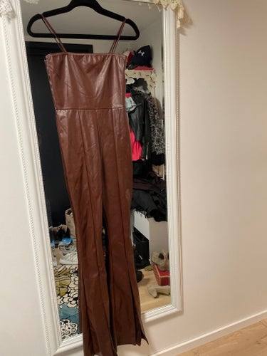 söt jumpsuit konstläder