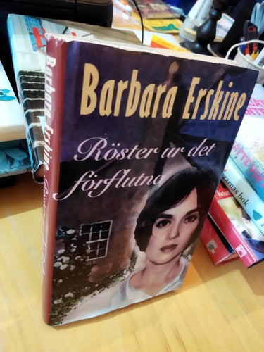 Röster ur det förflutna av Barbara Erskine. Bok, inbunden. Very Fine plus