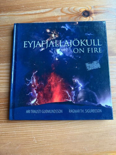 EYJAFJALLAJÖKULL ON FIRE av Ari Trausti Guðmundsson och Ragnar Th. Sigurðsson,
