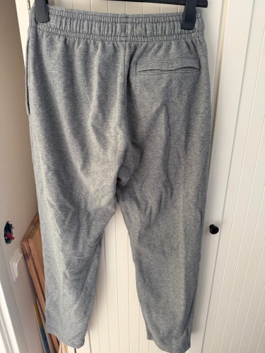 Under Armour grå mjukisbyxor, storlek M