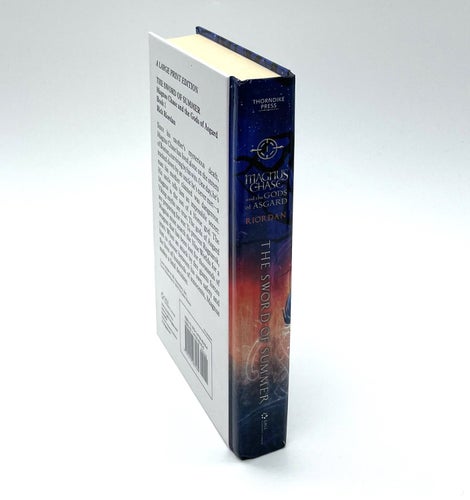 Magnus Chase del 1: The Sword Of Summer av Rick Riordan (stor text)