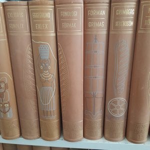 32 Uppslagsböcker fram till 1955. Konstnär Nils Melanders inramning.