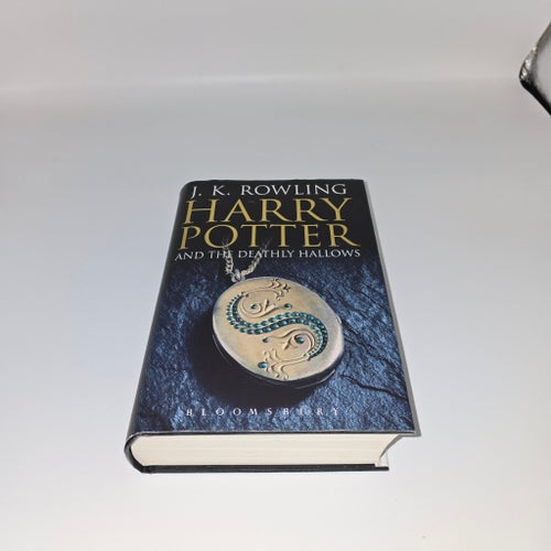 Harry Potter and the Deathly Hallows av J.K. Rowling