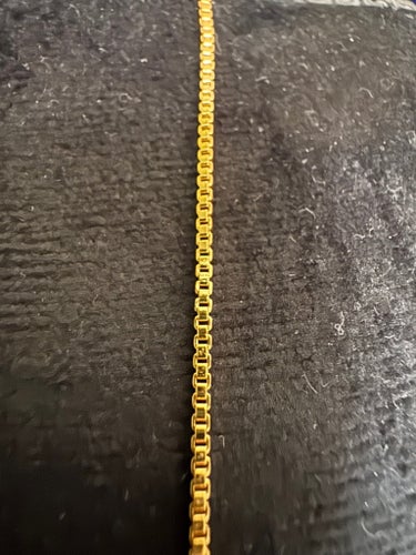 18k guldpläterat halsband. Längd 40 cm. Kungslänk 1 mm bred