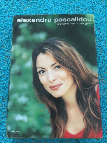 Alexandra Pascalidou Bortom mammas gata signerad nyskick.