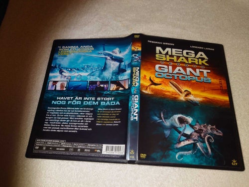 Mega Shark vs Giant Octopus (Lorenzo Lamas, Deborah Gibson)