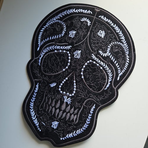 STOR Svart vit Döskalle patch strykapå laglapp tygmärke