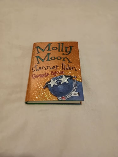 Molly Moon stannar tiden av Georgia Byng, 9-12 år