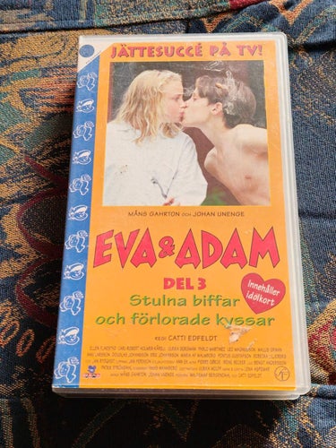 Eva & Adam Del 3 - Stulna Biffar Och Förlorade Kyssar - VHS (Svenskt Tal)