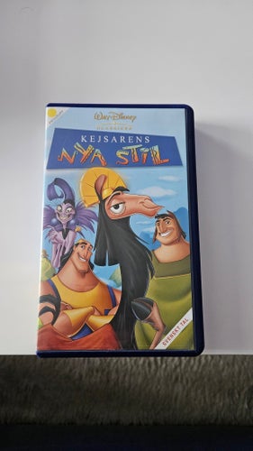 Kejsarens Nya Stil på VHS säljes.
