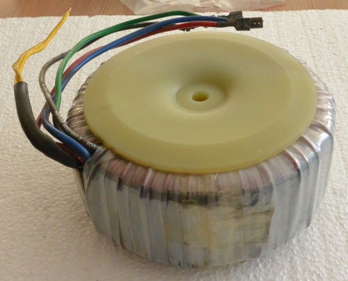 Toroidal transformator med primär 220V 50Hz och sekundär 2x30V/8.3A.