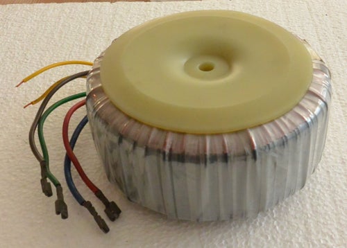 Toroidal transformator med primär 220V 50Hz och sekundär 2x30V/8.3A.