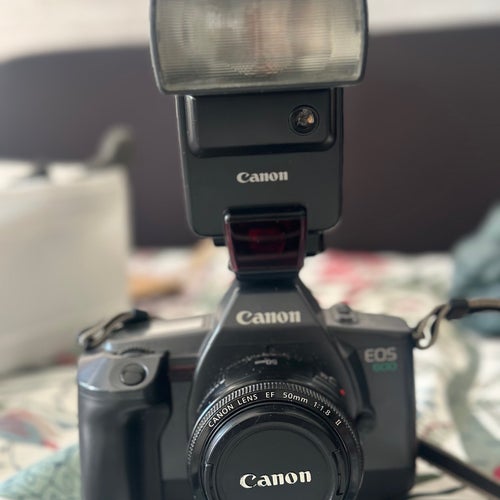 Canon EOS 600 analog systemkamera med Canon EF 50mm 1:1.8 II objektiv och blixt
