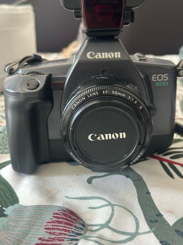 Canon EOS 600 analog systemkamera med Canon EF 50mm 1:1.8 II objektiv och blixt