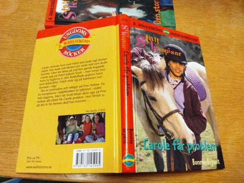 Carole får problem av Bonnie Bryant. bok. Very Fine plus