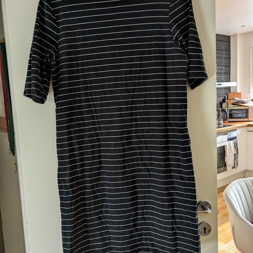 Marinblå och vit randig klänning från H&M. Storlek L