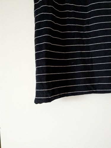 Marinblå och vit randig klänning från H&M. Storlek L