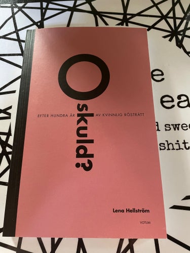 Oskuld? Efter hundra år av kvinnlig rösträtt av Lena Hellström, 2021