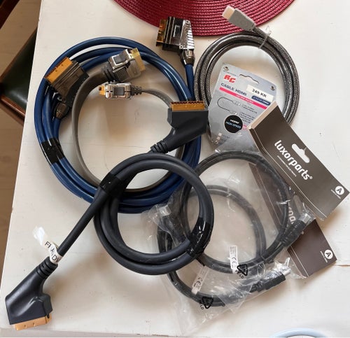 Blandade kablar: HDMI, Scart, DVI